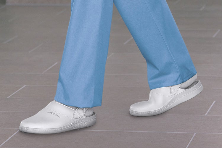 Białe buty robocze dla personelu medycznego i pielęgniarskiego