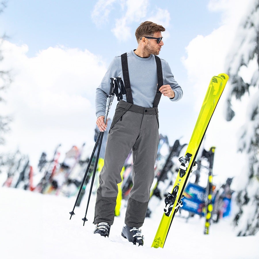 Mężczyzna ma na sobie spodnie funkcyjne e.s.trail snow w kolorze karbonowym szarym/szarym bazaltowym
